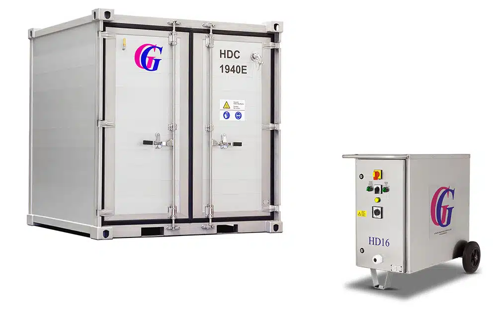 Das Bild zeigt einen großen, silbernen Metallcontainer mit Türgriffen und Sicherheitssymbolen, beschriftet mit "HDC 1940E" sowie dem Logo von Gebhardt Anlagentechnik. Daneben steht ein kleineres, rollbares, quaderförmiges Gerät mit Schaltknöpfen, Anzeigeleuchten und der Kennzeichnung "HD16", ebenfalls mit demselben Logo versehen – der HeubeDampfer HD16. Beide Geräte wirken industriell und sind für den professionellen Einsatz konzipiert.